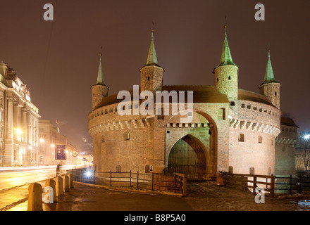 Il Barbican di notte. Cracovia in Polonia Foto Stock