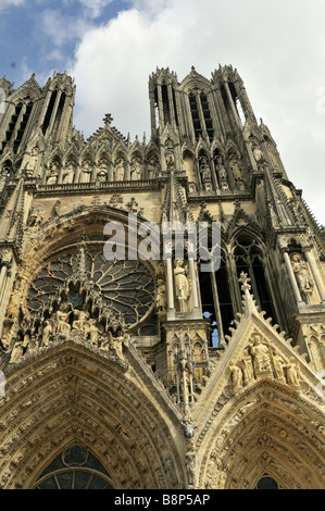 Cattedrale di Reims west end con torri gemelle Francia Foto Stock