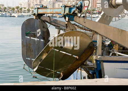 Reti da traino a porte sulla parte posteriore la poppa di una commerciale spagnolo peschereccio Santa Pola Spagna Foto Stock