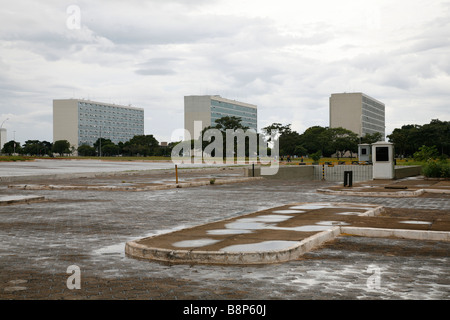 Edifici amministrativi sotto la pioggia in Brasile Brasilia Foto Stock