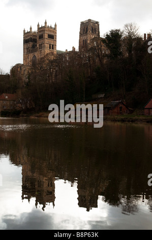 La Cattedrale di Durham riflessa nel fiume di usura Foto Stock