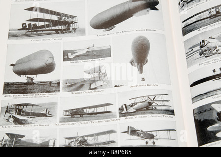 Un libro di testo con immagini in bianco e nero dai primi giorni di aviazione Foto Stock