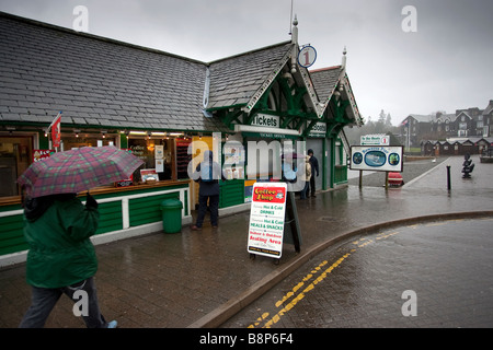 Si ripara dalla pioggia Bowness on Windermere Foto Stock