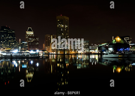 Porto interno riflessioni a Chesapeake Bay di notte, Baltimore, Maryland Foto Stock