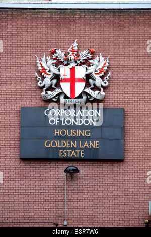 La Corporation of London stemma all'ingresso del Golden Lane alloggiamento station wagon, Londra. Feb 2009 Foto Stock