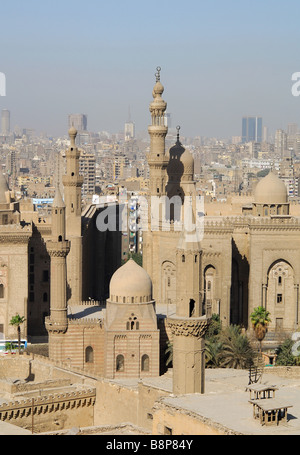 Il Cairo, Egitto. Una vista della moschea del sultano Hassan e Moschea Rifai come si vede dalla cittadella. 2009. Foto Stock