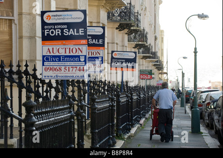 Per le schede di vendita in una strada a Hove East Sussex foto da Andrew Hasson 1 Ottobre 2008 Foto Stock