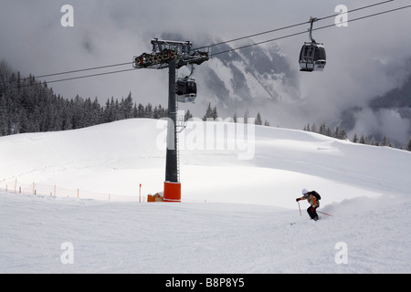 Rauris Austria Europa gennaio sciatore sci discesa sulla Rauriser Hochalmbahnen piste da sci piste da sci nelle Alpi austriache in inverno la neve Foto Stock