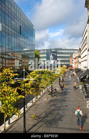 La gente camminare lungo Aboulevarden in Arhus, Danimarca Foto Stock