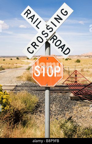 Cartello stradale passaggio a livello, il traffico ferroviario Foto Stock