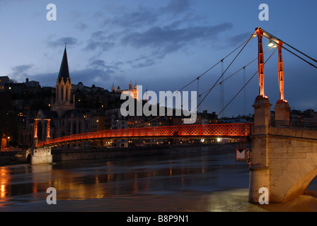 St Georges passerella e fiume Saone a Saint Gerorges nel quartiere Lyon,Francia al crepuscolo Foto Stock