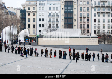 Coda di persone al centro Pompidou a Parigi n. 2706 Foto Stock