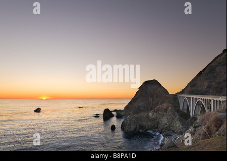 Big Creek Bridge al tramonto, Pacific Coast Highway (Autostrada 1), Big Sur Costa, California centrale, STATI UNITI D'AMERICA Foto Stock