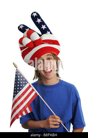 Un ragazzo di teen in un USA patriotic hat tenendo una bandiera e facendo una buffa faccia Foto Stock