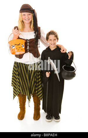 Adorable little boy in costume di halloween si prepara per il dolcetto o scherzetto con sua sorella corpo pieno isolato su bianco Foto Stock