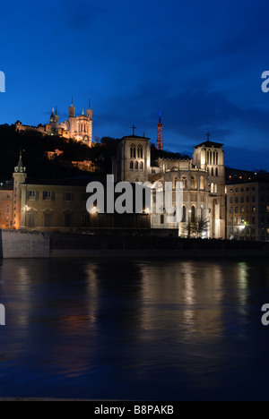 I palazzi illuminati della Cattedrale Saint-Jean e la Basilica di Notre Dame de Fourviere sul colle Fourviere a Lione, Francia Foto Stock