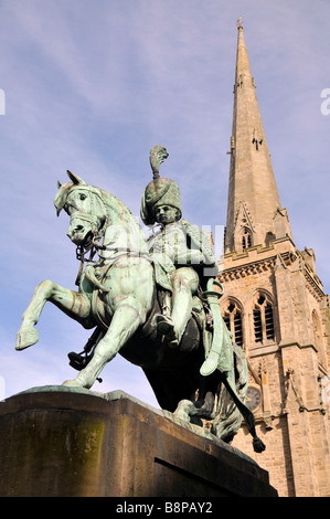 La statua di Carlo William Stewart palette del terzo Marchese di Londonderry con la Chiesa di San Nicola1857 in background Foto Stock