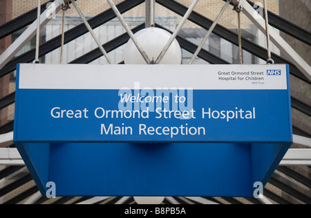 L'entrata segno sopra l'ingresso principale al Great Ormond Street Hospital di Londra. Feb 2009 Foto Stock