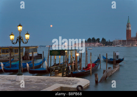 Vista serale attraverso il Canal Grande direzione San Giorgio Maggiore, Venezia Italia Foto Stock