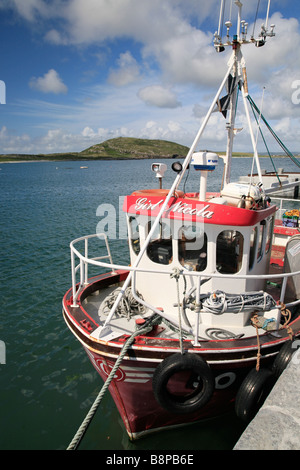 Barca da pesca al molo in Ballyconneely, Connemara, Irlanda Foto Stock