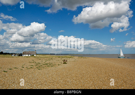 Strada di ciottoli, una remota comunità Suffolk abbarbicato su uno spiedo di scandole dal Mare del Nord Foto Stock