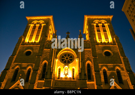 San Fernando Cathedral di notte San Antonio Texas attivo più antica cattedrale di noi edificio storico punto di riferimento di attrazione turistica Foto Stock