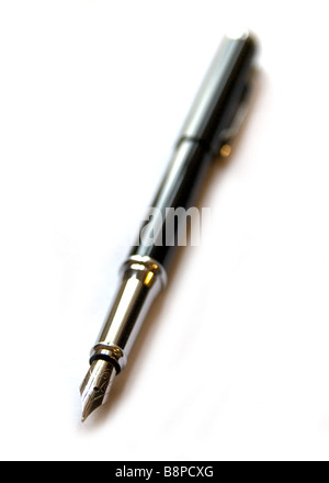 Penna stilografica su sfondo bianco Foto Stock