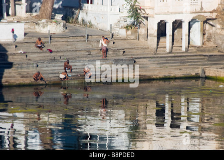 Popolo Indiano la balneazione e lavare i loro vestiti Lago Pichola Udaipur Rajasthan in India Foto Stock