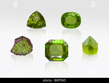 Il peridoto gem e campioni di cristallo su sfondo bianco Foto Stock