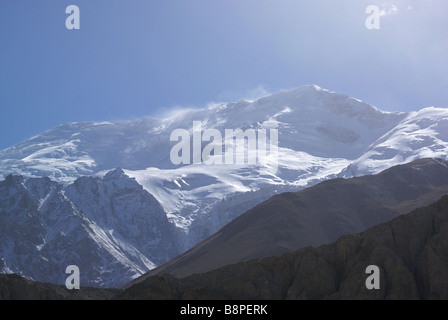Maestosa montagna di neve, Tashkurgan tagiko contea autonoma, Kashgar Prefettura, Xinjiang Uyghur Regione autonoma, Cina Foto Stock