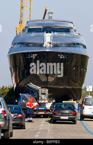 Lancio di yacht Rizzardi Tecnema 120 a Sabaudia in Italia Foto Stock