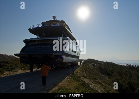 Lancio di yacht Rizzardi Tecnema 120 a Sabaudia in Italia Foto Stock