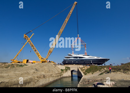 Lancio di yacht Rizzardi Tecnema 120 a Sabaudia in Italia Foto Stock