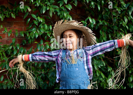 Bambino vestito come uno spaventapasseri  Festival, evento Tatton giardini, Tatton Park, Cheshire, Regno Unito Foto Stock