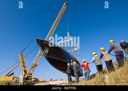 Lancio di yacht Rizzardi Tecnema 120 a Sabaudia in Italia Foto Stock