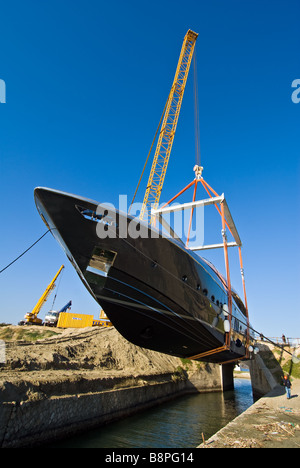 Lancio di yacht Rizzardi Tecnema 120 a Sabaudia in Italia Foto Stock