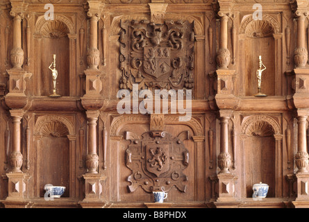 Close up overmantel nella sala da pranzo a Benthall Hall Foto Stock