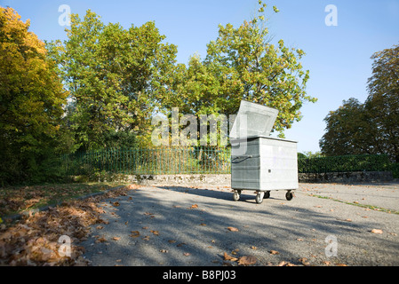 Piccolo cassonetto nel parcheggio a bordo della zona boschiva Foto Stock