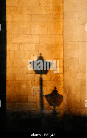 Lanterna ombra riflessa su St Alfege Chiesa, Greenwich, Londra Foto Stock