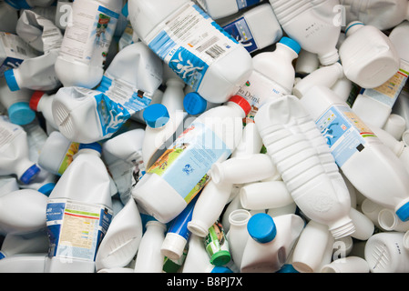 Schiacciate le bottiglie di plastica mucchio pronto per il riciclaggio Foto  stock - Alamy