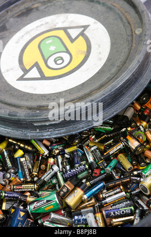 Batterie nel contenitore di riciclaggio Foto Stock