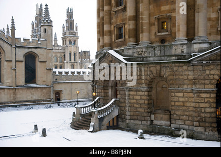 Radcliffe College e tutte le anime si vede attraverso gli alberi nel giardino di Exeter Foto Stock