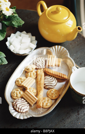 Piatto di biscotti e teiera Foto Stock