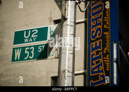 Commemorativo strada segno sull'angolo di West 53rd Street e Broadway rinomina la strada U2 modo Foto Stock