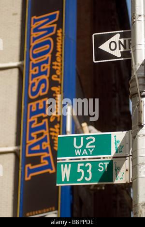 Commemorativo strada segno sull'angolo di West 53rd Street e Broadway rinomina la strada U2 modo Foto Stock