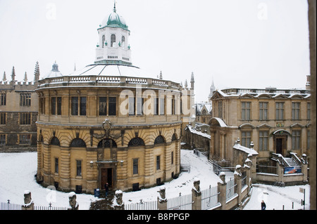 La neve copre l'imperatore statue e Sheldonian Theatre in Oxford University Foto Stock