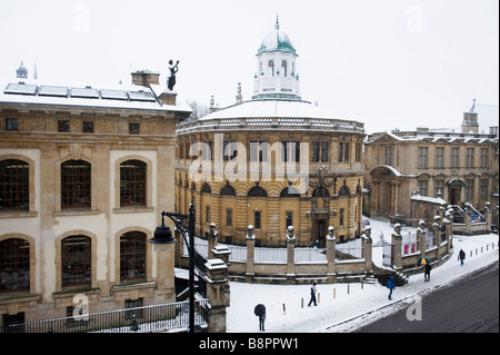 La neve copre l'imperatore statue e Sheldonian Theatre con edificio Clarendon sulla sinistra e il museo della scienza sulla destra Foto Stock