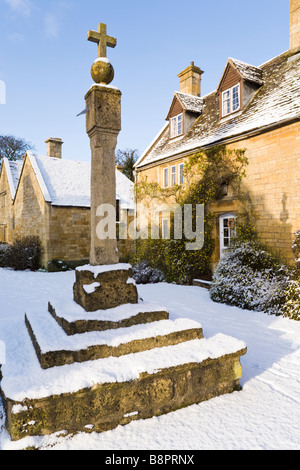 Inverno neve a croce cottage del villaggio Costwold di Stanton, Gloucestershire Foto Stock