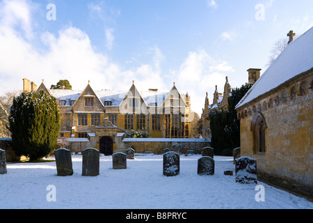 Inverno neve a chiesa di St Peters e Stanway Manor nel villaggio Costwold di Stanway, Gloucestershire Foto Stock