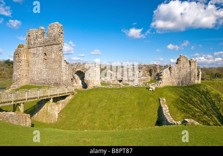 Ogmore Castle a Ogmore dal mare nel Vale of Glamorgan su una soleggiata giornata di primavera Foto Stock